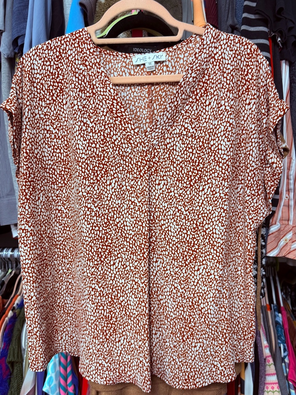 She + Sky women’s size Medium blouse V-neck Cuffed Short Sleeves Rust Ivory